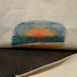 Détail de la peinture à la main du sac repas : coucher de soleil à la plage