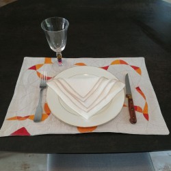 Set de table en lin peint et brodé à la main, motifs abstraits, couleurs orange