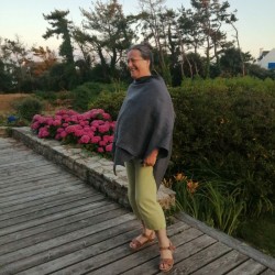 Poncho en lin utilisé comme veste d'appoint pour les soirées d'été