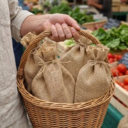 Poches à légumes en jute sur un marché, parfaits pour les courses en vrac