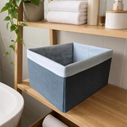 Corbeille de rangement sur mesure en lin gris foncé et gris clair, dans une salle de bain, modèle ER LANNIC par Atelier Merlin