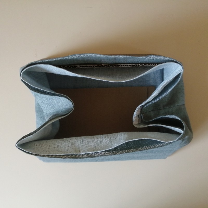 Corbeille en lin sur mesure démontée montrant sa structure rigide amovible, Atelier Merlin