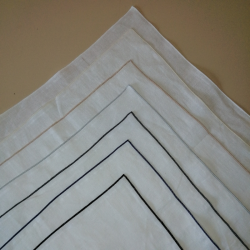 Couleur des bordures pour nappe en lin blanc